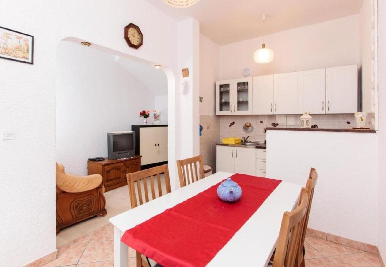 Apartment Knez 1 - 50 M From Beach Подстрана Екстериор снимка