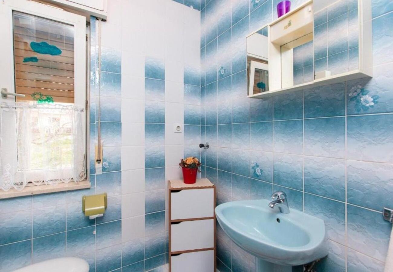 Apartment Knez 1 - 50 M From Beach Подстрана Екстериор снимка