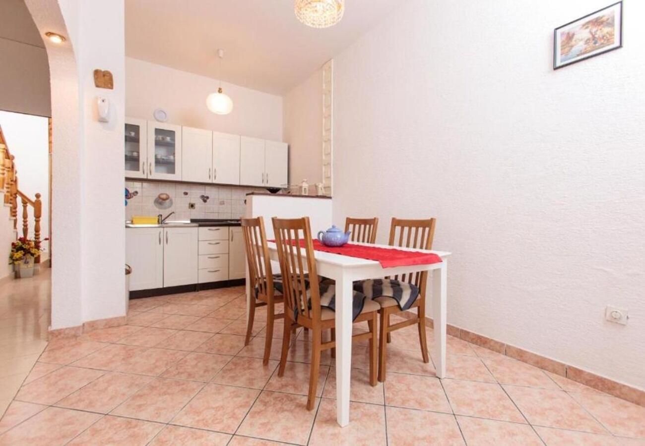 Apartment Knez 1 - 50 M From Beach Подстрана Екстериор снимка